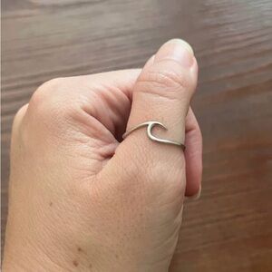 Elegant Silver Wave Ring size 7